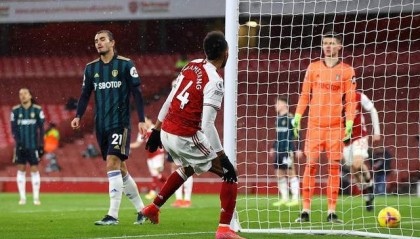  曼联战平利兹联，B费染红引发争议  